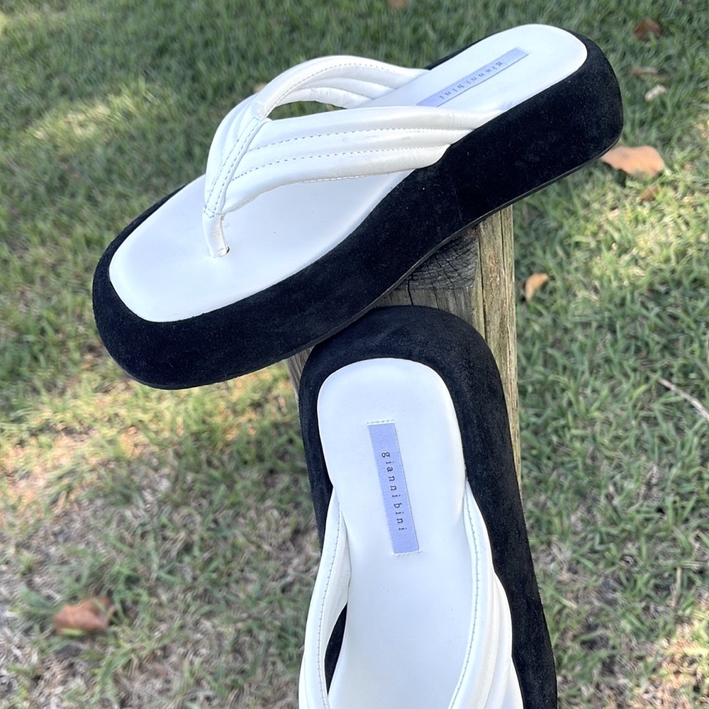 White leather Flip Flop Sandal. Gianni bini. Leather upper. 1.5” platform. NWT